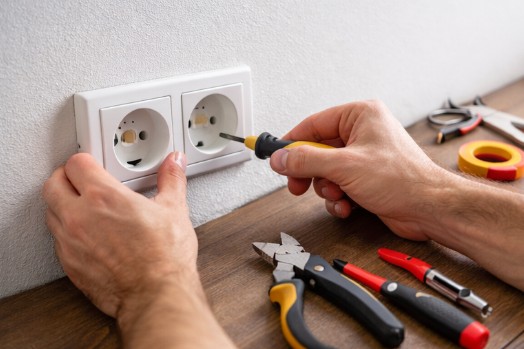 Instalação de tomadas e iluminação